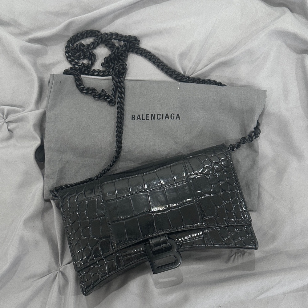 BALENCIAGA HOURGLASS WALLET ON CHAIN CROCODILE EMBOSSED IN BLACK